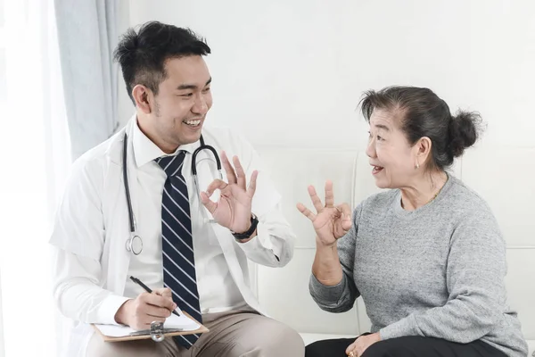 Aziatische arts en senior patiënt met oke handen teken, gezondheid auto — Stockfoto