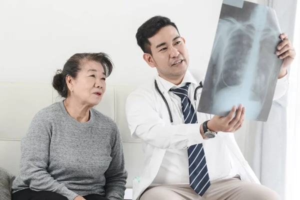 Arts x-ray resultaten aan bejaarde vrouw — Stockfoto