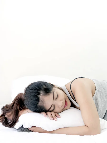 Asiática mulher grávida descansando na cama em casa, conceito de estilo de vida . — Fotografia de Stock