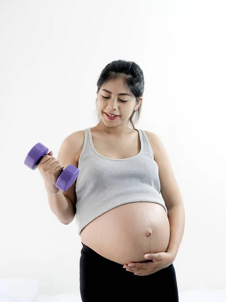 Asiático mulher grávida exercício com haltere, conceito de estilo de vida . — Fotografia de Stock