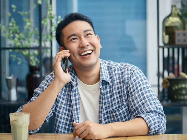 Hombre asiático inteligente usando teléfono inteligente en la cafetería, concepto de estilo de vida . — Foto de Stock