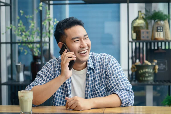 Hombre asiático inteligente usando teléfono inteligente en la cafetería, concepto de estilo de vida . — Foto de Stock