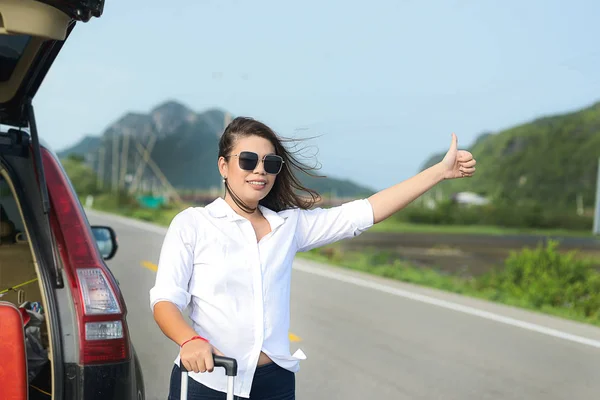 Aziatische vrouw liften na haar auto met probleem, levensstijl — Stockfoto
