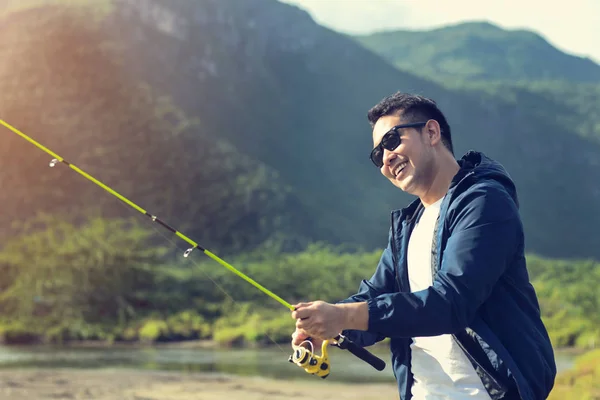 Asiatisk man fiske med natur bakgrund, livsstil Concept. — Stockfoto