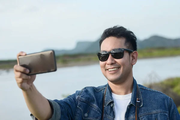 Asiático turista tirar foto por seu telefone inteligente, conceito de estilo de vida — Fotografia de Stock