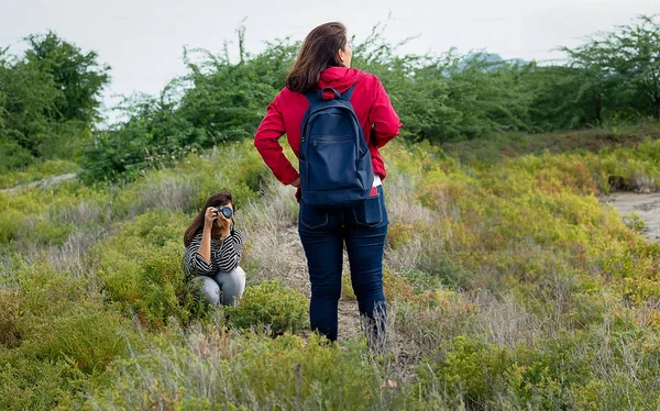 Fotógrafo tomando la foto de su modelo con fondo de la naturaleza . —  Fotos de Stock