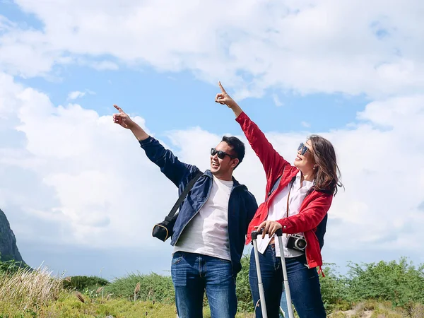 Ασιάτης/ισσα τουρίστες ζευγάρι να διασκεδάσουν με φύση φόντο, lifestyle — Φωτογραφία Αρχείου