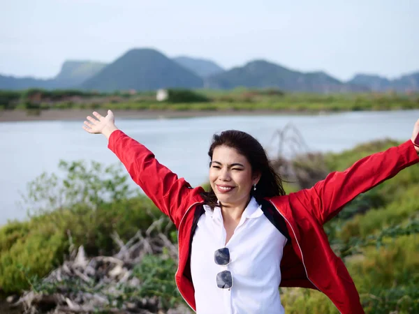 행복한 아시아 여자 즐길 와 자연보기 배경, 라이프 스타일 c — 스톡 사진