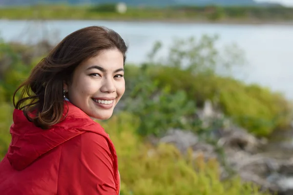 Glücklich asiatische Frau genießen mit Blick auf die Natur Hintergrund, Lebensstil c — Stockfoto