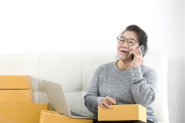 Asya yaşlı kadın telefonla sipariş alarak, p ile online iş