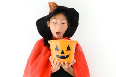 Cadı kostümü ile Asyalı kız, cadılar bayramı kavramı.
