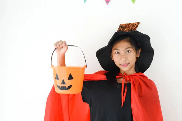 Chica asiática con disfraz de bruja, concepto de Halloween . — Foto de Stock