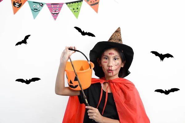 Chica asiática con disfraz de bruja, concepto de Halloween . — Foto de Stock