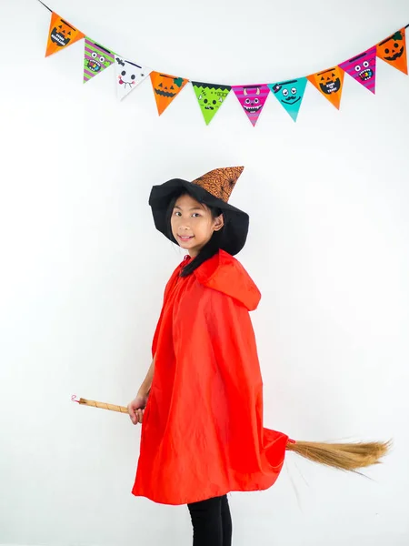 Chica asiática con disfraz de bruja, concepto de Halloween . — Foto de Stock