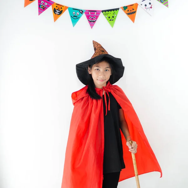 Chica asiática con disfraz de bruja, concepto de Halloween . — Foto de Stock