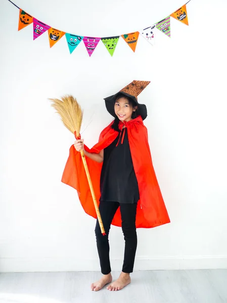 Chica asiática con disfraz de bruja, concepto de Halloween . — Foto de Stock