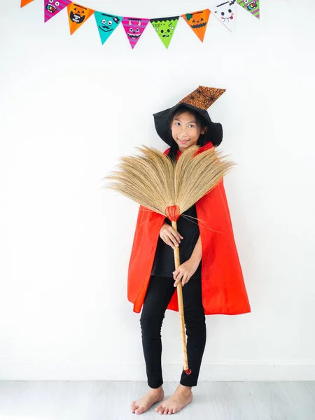 Chica asiática con disfraz de bruja, concepto de Halloween . — Foto de Stock