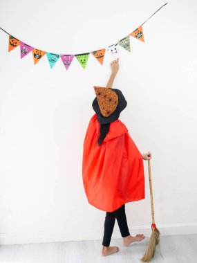 Cadı kostümü ile Asyalı kız, cadılar bayramı kavramı.