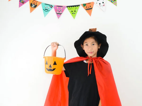 Chica asiática con disfraz de bruja, concepto de Halloween . — Foto de Stock