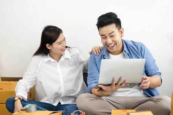 Asiatisches Paar mit stapelweise Paketboxen, Online-Geschäft und del — Stockfoto