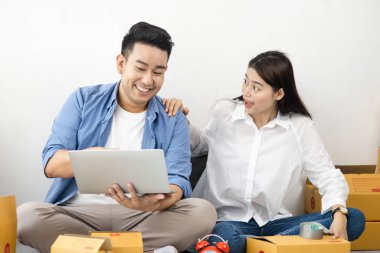 Parsel kutuları, online iş ve del yığını ile Asya çift