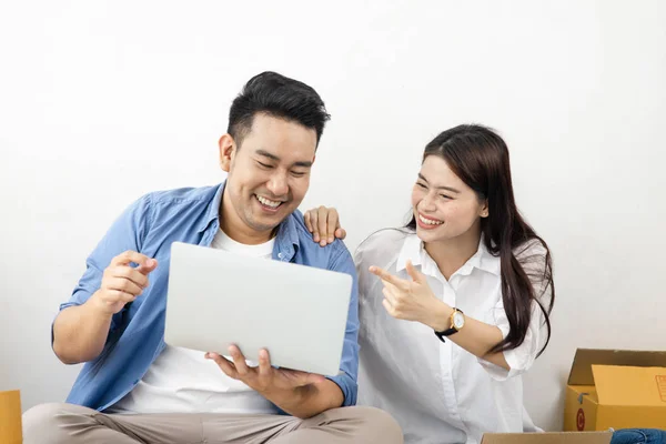 Casal asiático com pilha de caixas de encomendas, negócios on-line e del — Fotografia de Stock