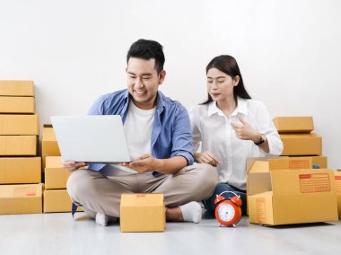 Parsel kutuları, online iş ve del yığını ile Asya çift