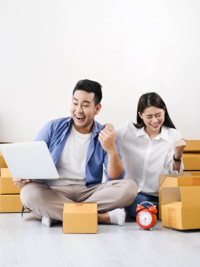 Parsel kutuları, online iş ve del yığını ile Asya çift