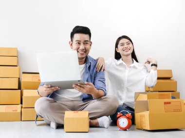 Parsel kutuları, online iş ve del yığını ile Asya çift