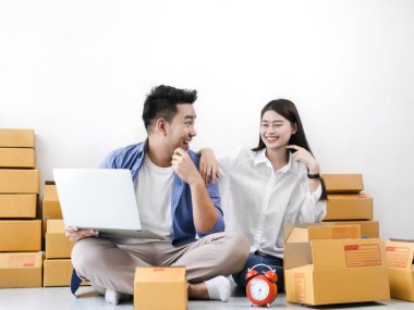 Parsel kutuları, online iş ve del yığını ile Asya çift