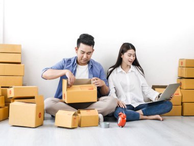 Parsel kutuları, online iş ve del yığını ile Asya çift