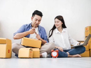 Parsel kutuları, online iş ve del yığını ile Asya çift