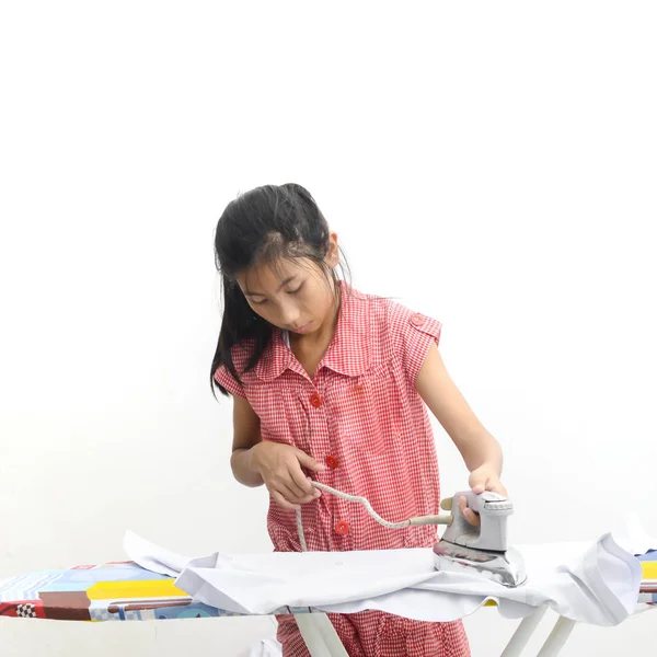 Asiatisk tjej stryk kläder hemma, livsstilskoncept. — Stockfoto