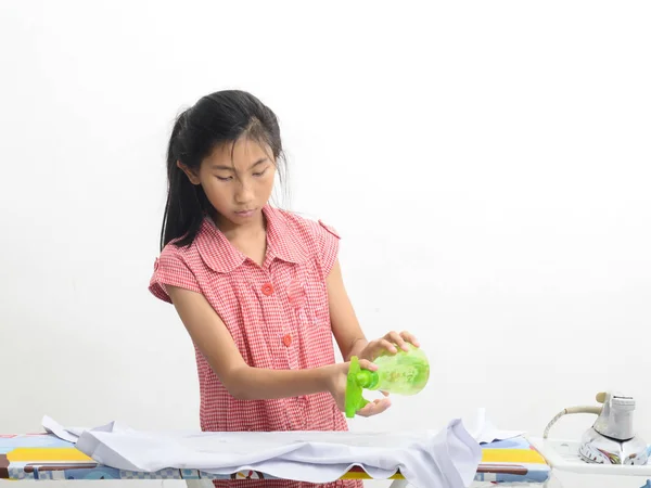 Asiatische Mädchen bügeln Kleidung zu Hause, Lifestyle-Konzept. — Stockfoto