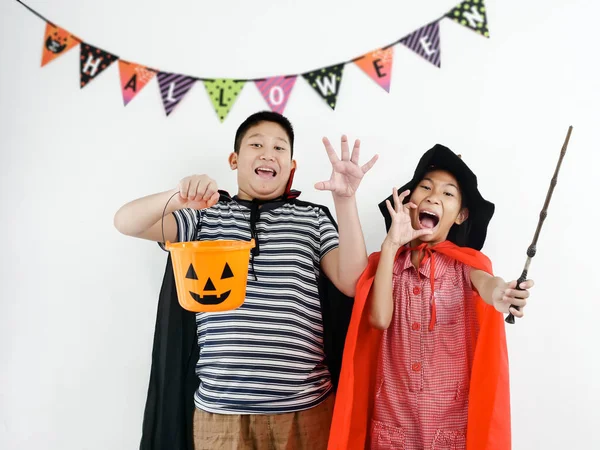 Asiático chico y chica con traje de bruja, concepto de Halloween . — Foto de Stock