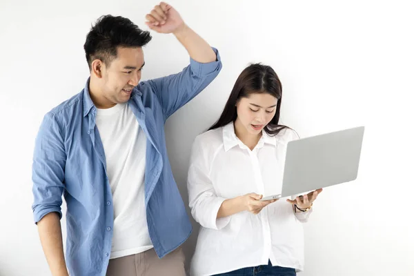 Boldog ázsiai pár segítségével laptop ellen, fehér fal, életmód Co — Stock Fotó