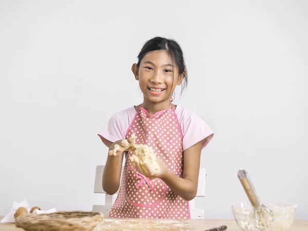 Asijská dívka připravuje těsto na výrobu chleba nebo pizzy, životní styl — Stock fotografie