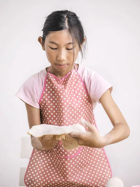 Asijská dívka držící těsto na výrobu chleba nebo pizzy, životní styl co — Stock fotografie