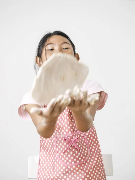 Rozmazávat asijských dívek vrhací těsto na výrobu chleba nebo pizzy, — Stock fotografie