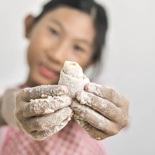 パンやピザを作るための生地を保持するアジアの女の子、ライフスタイルの共同 — ストック写真