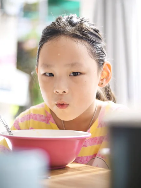 Linda chica asiática come sopa de arroz para el desayuno —  Fotos de Stock