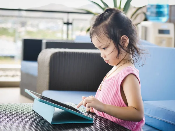 Asiatisk tjej med Tablet PC på bordet med natur bakgrund. — Stockfoto