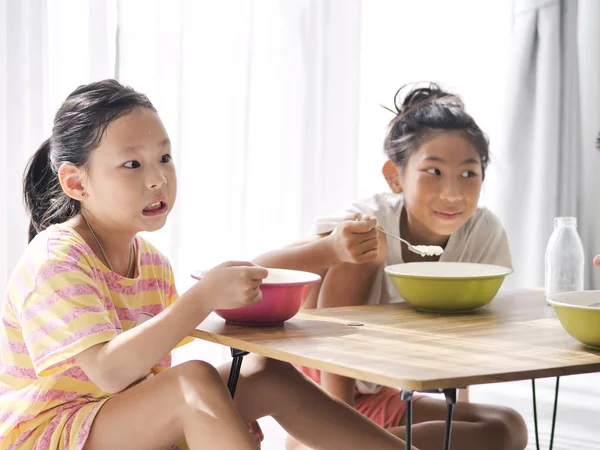 Азиатские дети едят вместе дома, концепция образа жизни . — стоковое фото