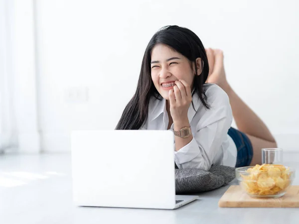 Asiatico donna in bianco camicia posa su pavimento e utilizzando laptop a h — Foto Stock