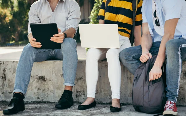 Glückliche Universitätsstudentin mit Laptop zusammen außerhalb des Gebäudes — Stockfoto