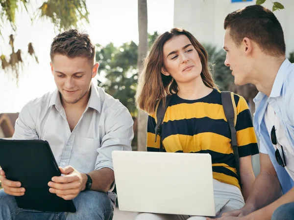 Glückliche Universitätsstudentin mit Laptop zusammen außerhalb des Gebäudes — Stockfoto