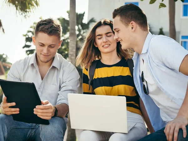 Szczęśliwy student Uniwersytetu za pomocą laptopa razem poza budynkiem — Zdjęcie stockowe