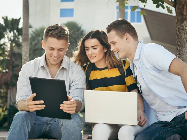 Boldog egyetemista használó laptop együtt külső épület — Stock Fotó