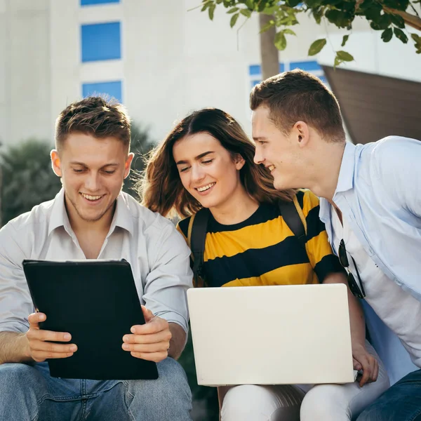 Boldog egyetemista használó laptop együtt külső épület — Stock Fotó