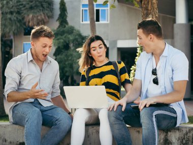 Şaşırtıcı üniversite öğrencisi birlikte buil dışında tablet kullanarak